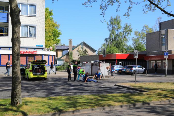 Fietser gaat onderuit op parkeerplaats
