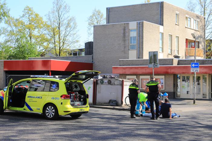 Fietser gaat onderuit op parkeerplaats