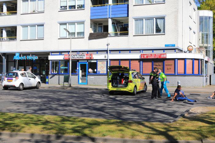 Fietser gaat onderuit op parkeerplaats