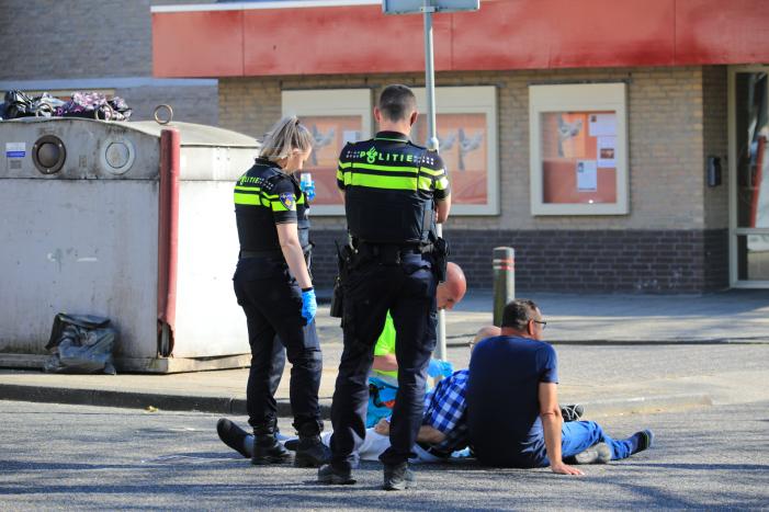 Fietser gaat onderuit op parkeerplaats