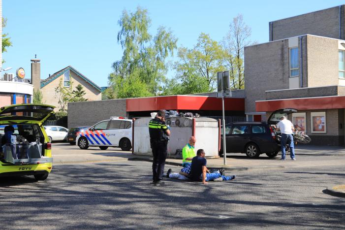 Fietser gaat onderuit op parkeerplaats