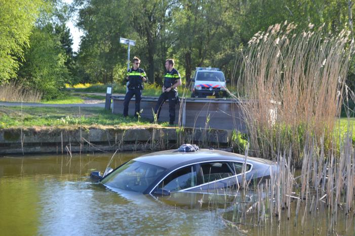 Voertuig raakt te water