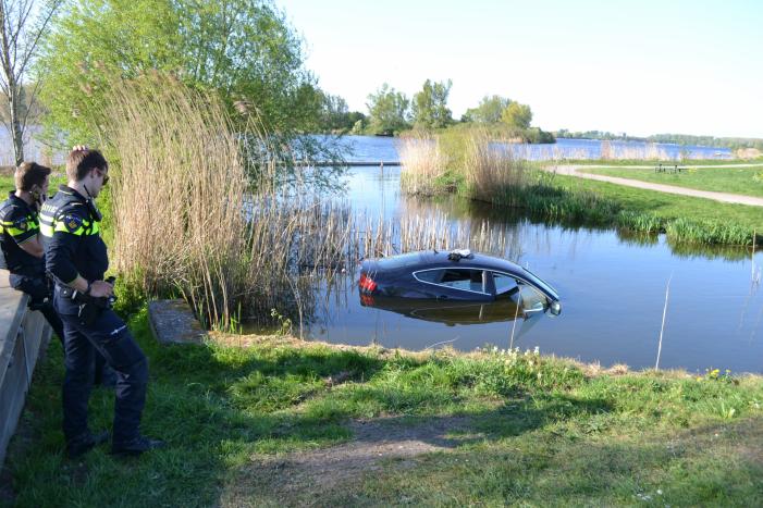 Voertuig raakt te water