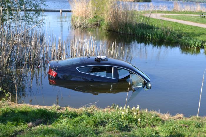 Voertuig raakt te water