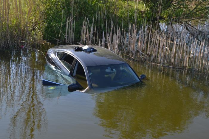 Voertuig raakt te water