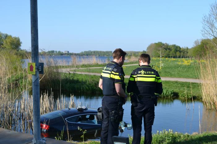 Voertuig raakt te water