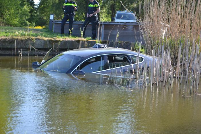 Voertuig raakt te water