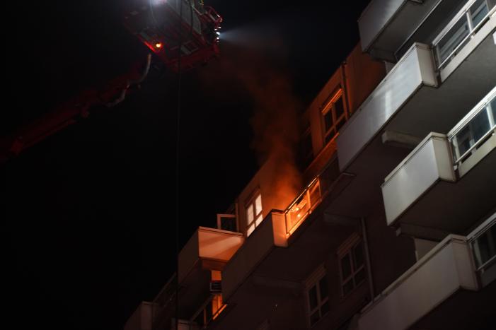 Felle uitslaande brand op balkon