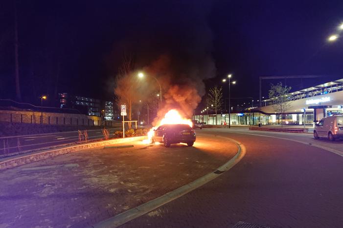 Auto brandt uit bij station