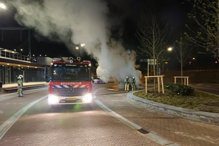 Auto brandt uit bij station