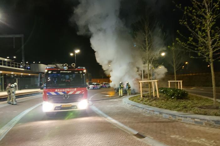 Auto brandt uit bij station