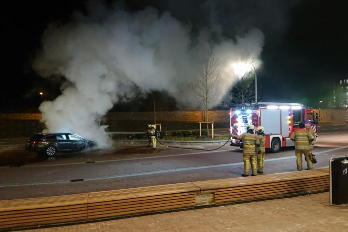 Auto brandt uit bij station