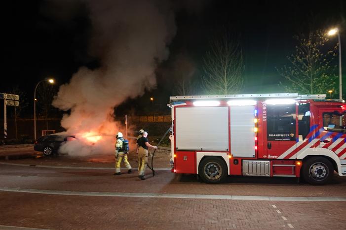 Auto brandt uit bij station