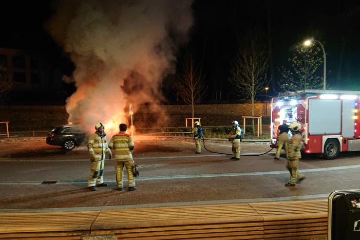 Auto brandt uit bij station