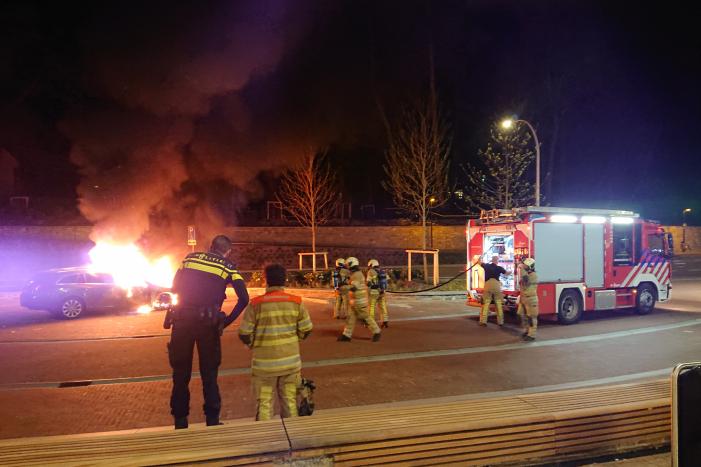 Auto brandt uit bij station