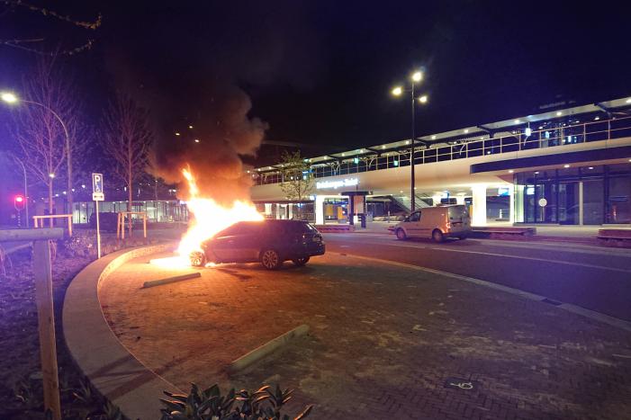 Auto brandt uit bij station