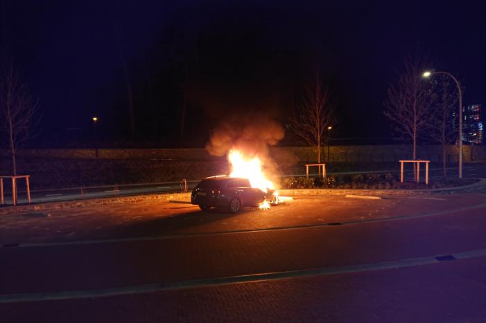 Auto brandt uit bij station
