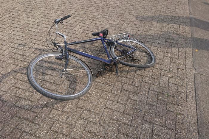 Scooter en fietser klappen op elkaar