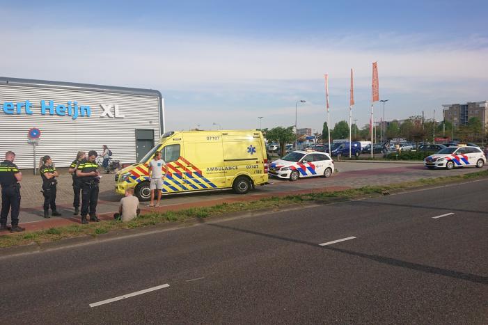 Scooter en fietser klappen op elkaar