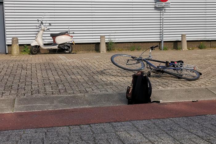 Scooter en fietser klappen op elkaar