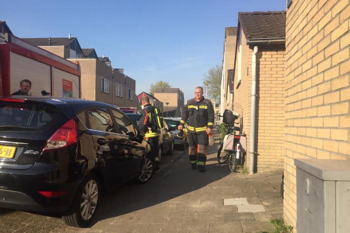 Brandweer verricht metingen in woning