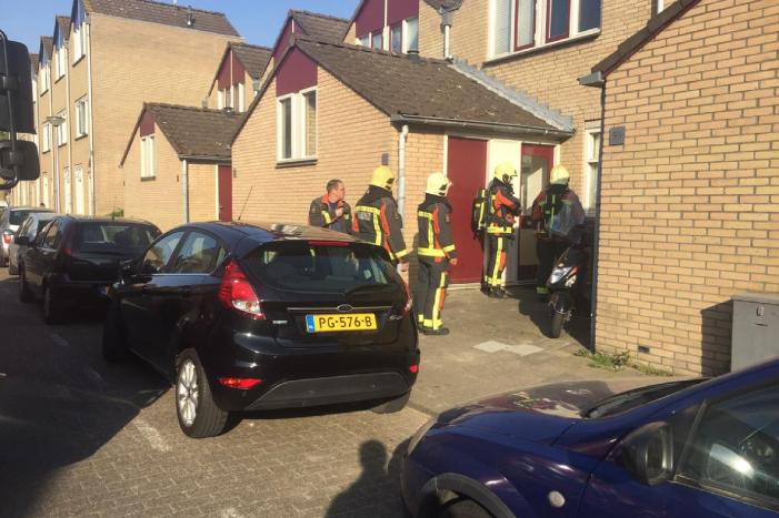 Brandweer verricht metingen in woning