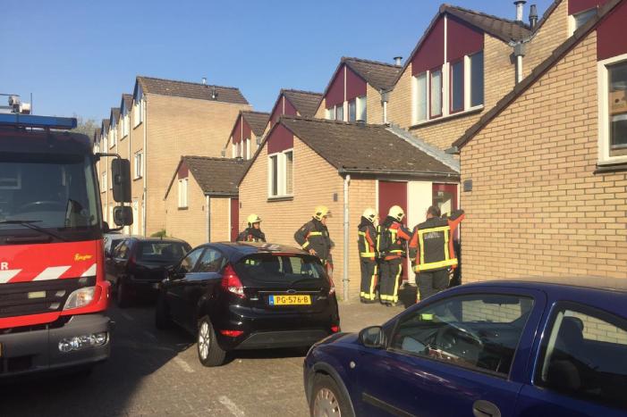 Brandweer verricht metingen in woning