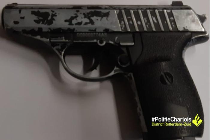 Inzittende auto in Pendrecht aangehouden na aantreffen wapen