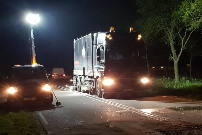 Auto knalt op pijlwagen bij Middelie, drie gewonden