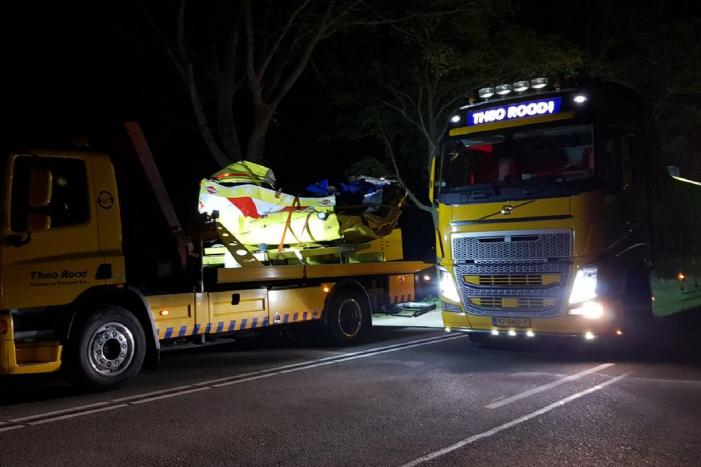 Auto knalt op pijlwagen bij Middelie, drie gewonden