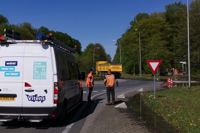 Weg afgesloten door gesprongen waterleiding