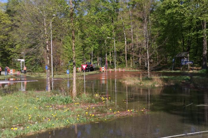 Weg afgesloten door gesprongen waterleiding