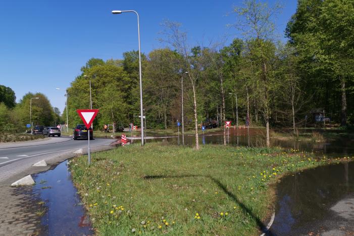 Weg afgesloten door gesprongen waterleiding