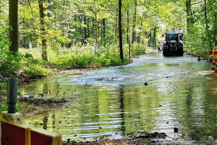 Weg afgesloten door gesprongen waterleiding