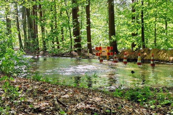 Weg afgesloten door gesprongen waterleiding