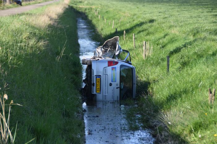 Auto raakt te water in Hoofdplaat, 49-jarige man overleden