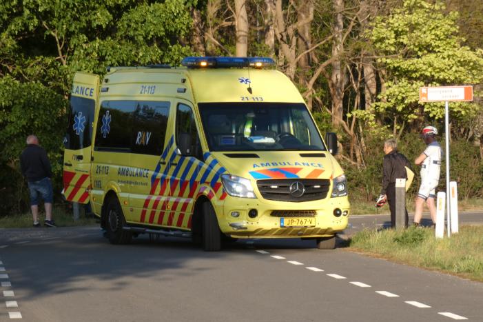 Wielrenner gaat onderuit en raakt gewond