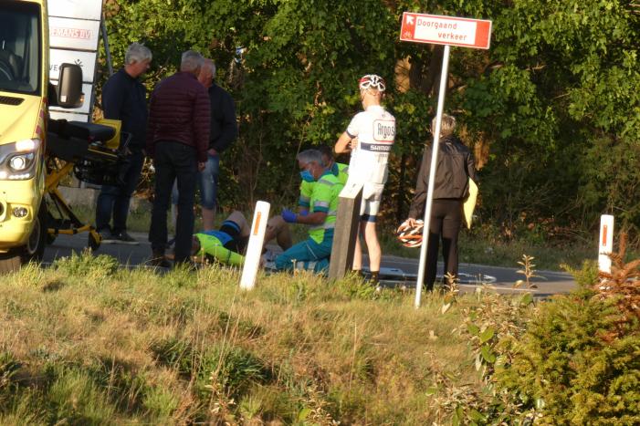 Wielrenner gaat onderuit en raakt gewond