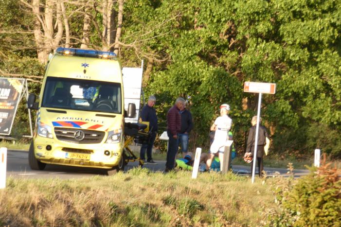 Wielrenner gaat onderuit en raakt gewond