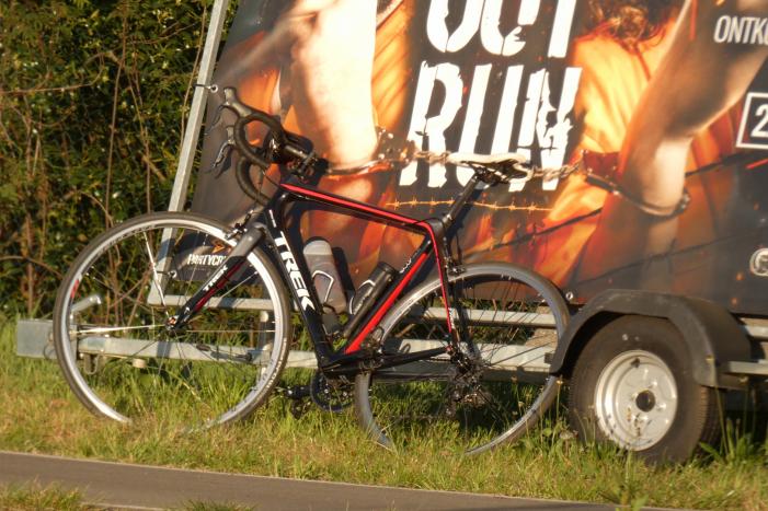 Wielrenner gaat onderuit en raakt gewond