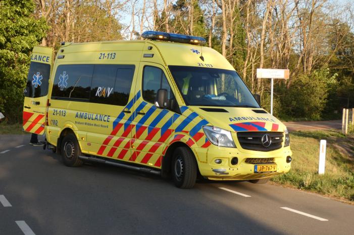 Wielrenner gaat onderuit en raakt gewond