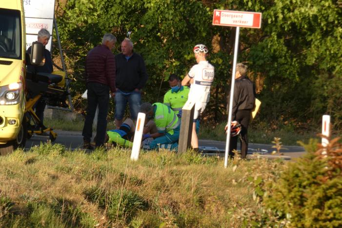 Wielrenner gaat onderuit en raakt gewond