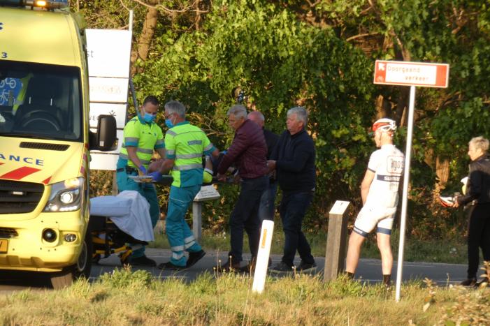Wielrenner gaat onderuit en raakt gewond