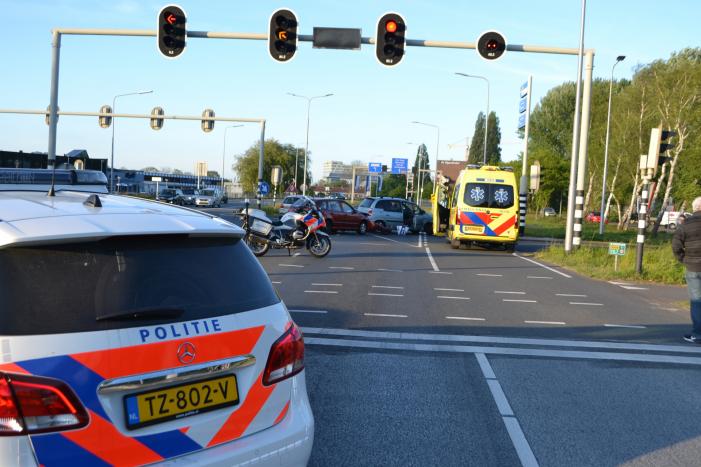Bestuurder rijdt door rood en veroorzaakt ongeval