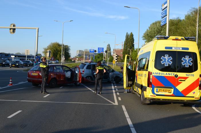 Bestuurder rijdt door rood en veroorzaakt ongeval