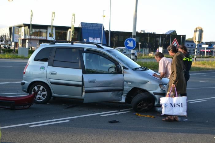 Bestuurder rijdt door rood en veroorzaakt ongeval