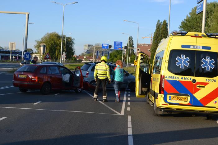 Bestuurder rijdt door rood en veroorzaakt ongeval