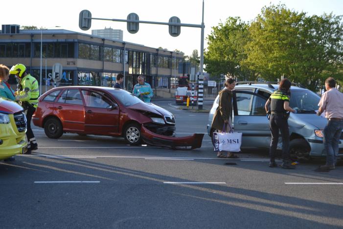 Bestuurder rijdt door rood en veroorzaakt ongeval