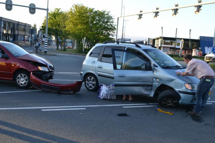 Bestuurder rijdt door rood en veroorzaakt ongeval
