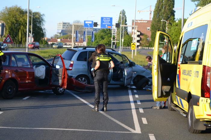 Bestuurder rijdt door rood en veroorzaakt ongeval